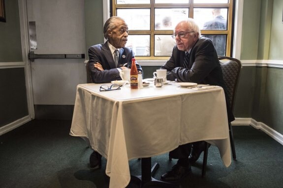  Desayuno en Harlem.  Bernie Sanders se reunió con Al Sharpton en el mismo restaurante de Nueva York en el que el reverendo afroamericano recibió en 2008 al entonces candidato Barack Obama. 