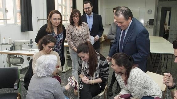 Ureña ha visitado el taller de cosido de alpargatas. 