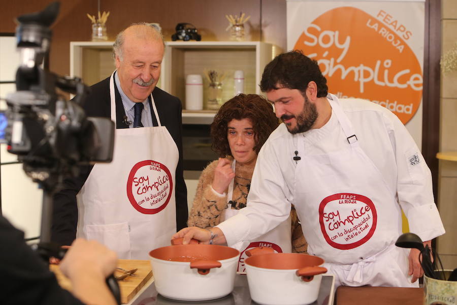 Del Bosque recibe instrucciones de Ventura Martínez para preparar un cocido. 