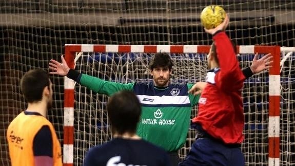 Gurutz bajo palos pone a prueba la puntenía de un lanzador en un entrenamiento. 