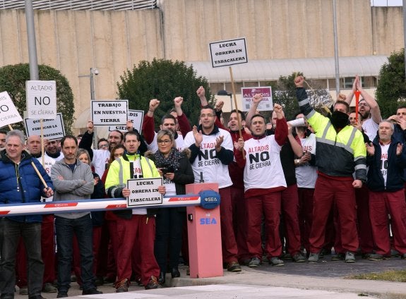 Trabajadores de Altadis, en una de las concentraciones a las puertas de la factoría. :: miguel herreros