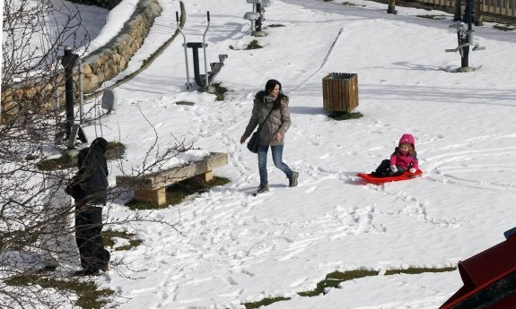 Pese al frío, pequeños y mayores volvieron a disfrutar de la nieve en las calles de Villoslada. / Justo Rodríguez