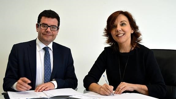 Domínguez (iz.) y Arizmendi, en la firma del convenio. 