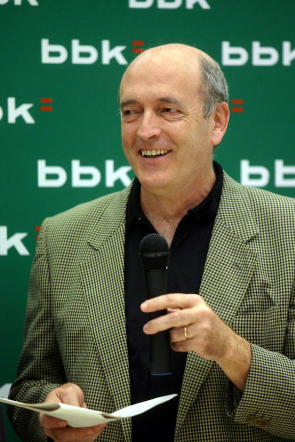 Íñigo Salvidea se dirige al público en la presentación de un torneo. 