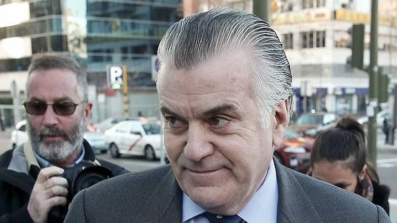 Bárcenas pide 10.000 euros al mes para el pleito de Gamarra y 16 más