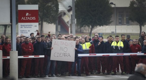 Imagen de una de las concentraciones de la plantilla en los accesos a la factoría. :: justo rodríguez

