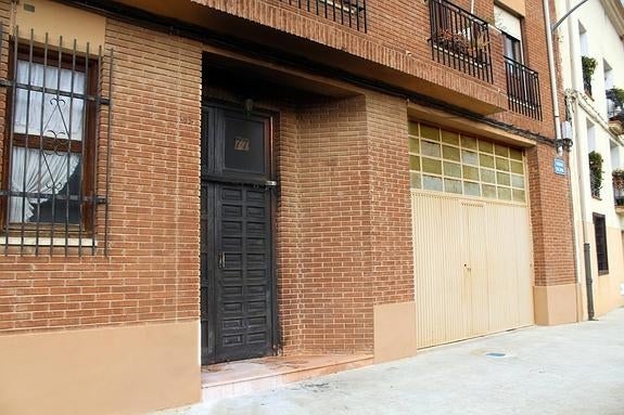 A la izquierda, estado en el que quedó la puerta de la casa. :: M.f.