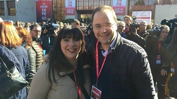 Antoñanzas, junto al secretario general de Organización del PSOE, César Luena, en el lugar de celebración de la jornada electoral.