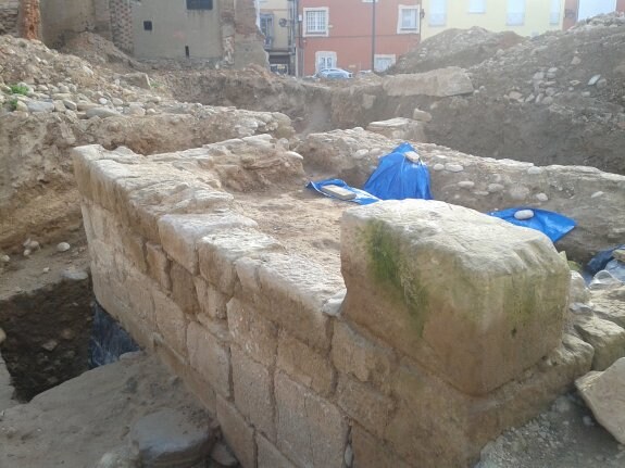 Restos del torreón aparecido en el solar de las Medranas. :: i.á. 