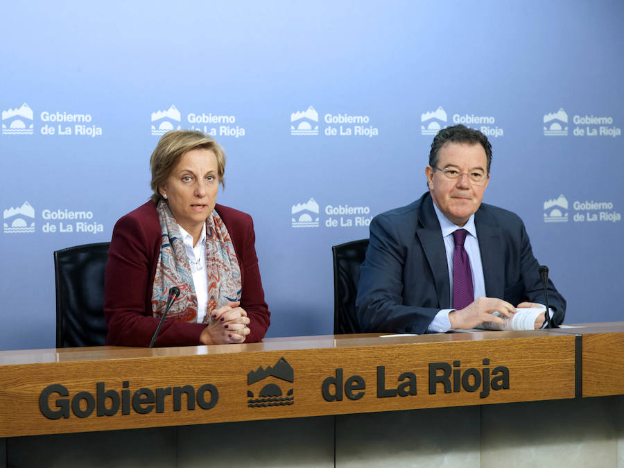 Leonor González Menorca y Javier Ureña en la presentación de las ayudas empresariales. 