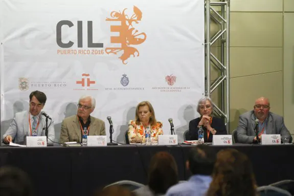 Jesús Andreu, Víctor Fernández Freixanes, Carmen Riera, Arantxa Urretabizkaia y Luis García Montero, en uno de los paneles. :: efe
