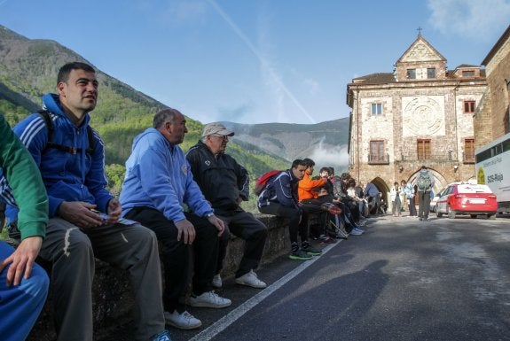 Un grupo de 'marchosos', minutos después de llegar al monasterio, en una edición anterior. :: d.u.