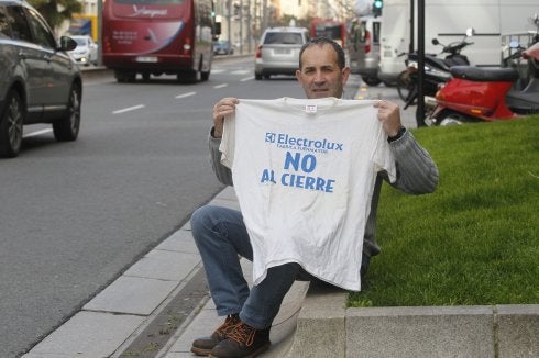 Juan Luis López con una camiseta para el recuerdo. :: J. Rodríguez