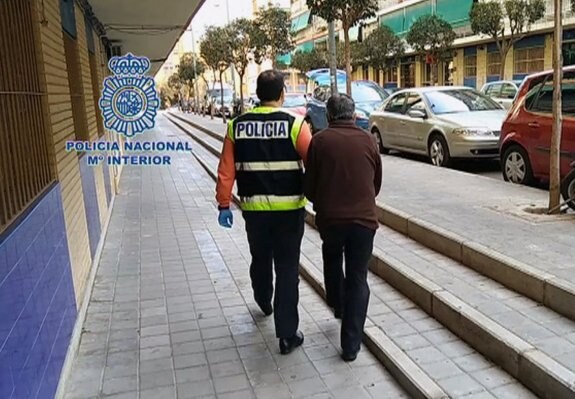 Momento de la detención del sospechoso de abusos sexuales, en su domicilio de Alicante. :: efe