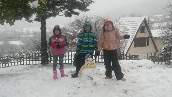 Unos niños juegan con nieve en El Rasillo. 