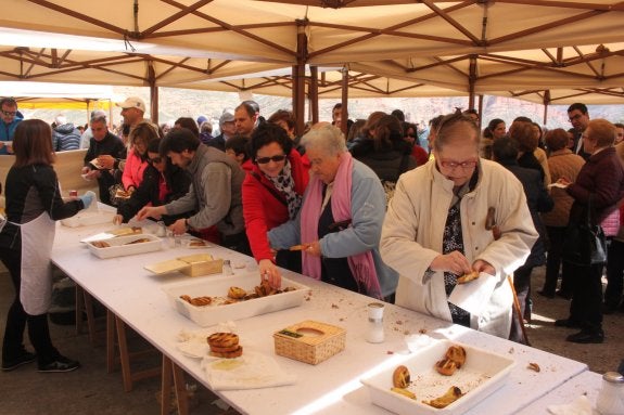 Cientos de personas saborearon las pringadas y conocieron el funcionamiento artesanal del trujal. :: e.p.