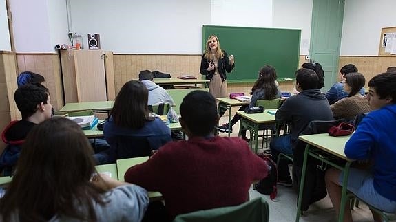 Olga Fernández imparte una charla en un aula del Sagasta. 