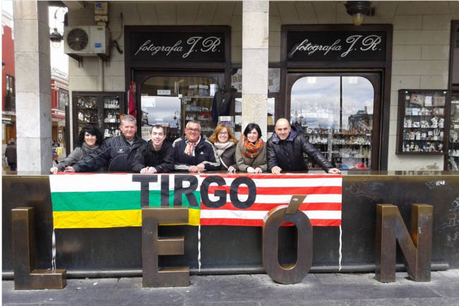 Paseo de unos amigos de Tirgo por León. 