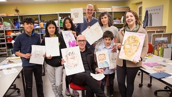 Alumnos del curso de caricaturas con Pedro Espinosa al frente. 