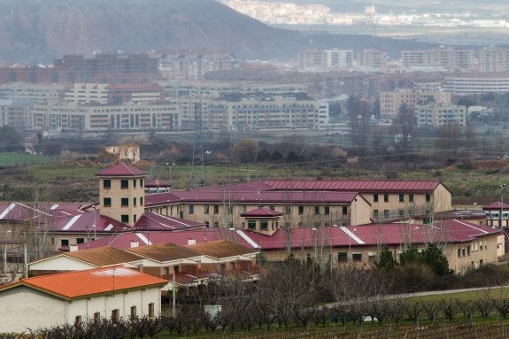 Centro penitenciario de Logroño, cuyo casco urbano se observa al fondo. 