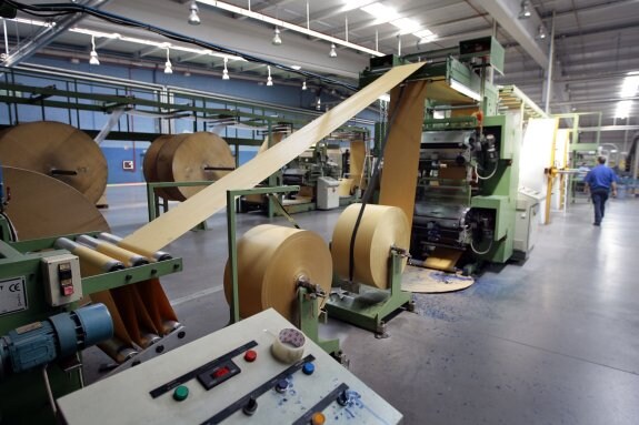 Imagen de archivo del interior de las instalaciones de la factoría de Unipapel en Logroño. 