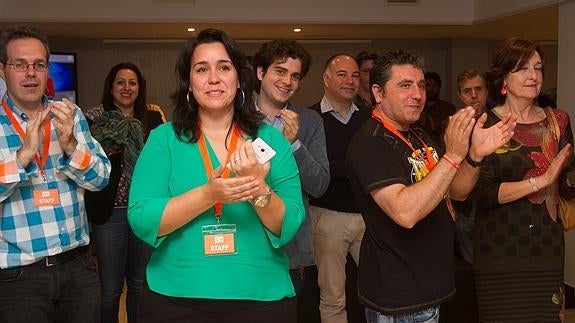 María Luisa Alonso, de verde, el día de las elecciones en mayo del 2015