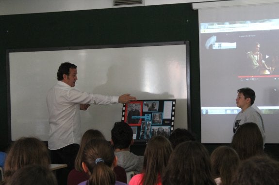 César Vea participa en un ensayo con un muchacho. 