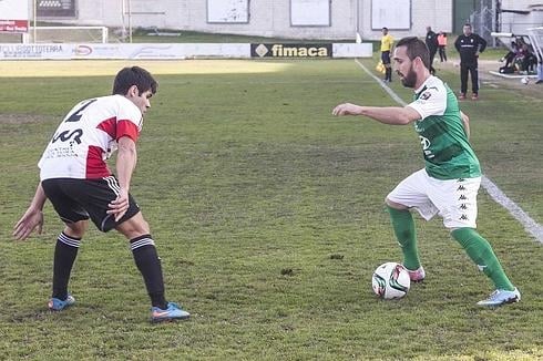 Toni, en el partido de la primera vuelta en Cáceres. :: 