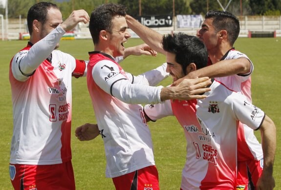 Pini, Rubén Pérez, Chimbo y Efrén celebran el segundo gol del Varea. :: justo rodríguez