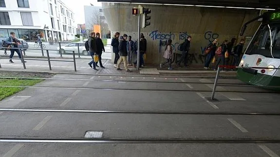 Augsburgo instala semáforos en el suelo para los peatones que van mirando el móvil