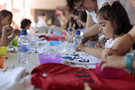 Una niña, en uno de los talleres infantiles del apartado 'Vida' del festival Fárdelej. :: e.p.