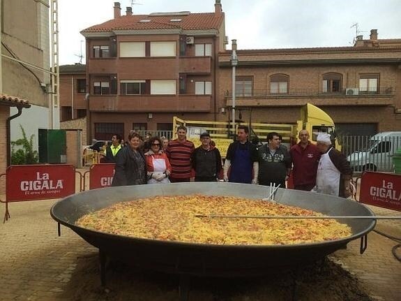 Imagen de la gran paella que se preparó ayer. :: m. f.