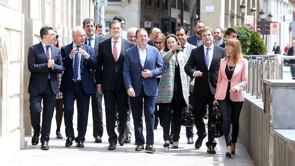 Rajoy arremete en Logroño contra IU-Podemos por «extremistas y radicales»