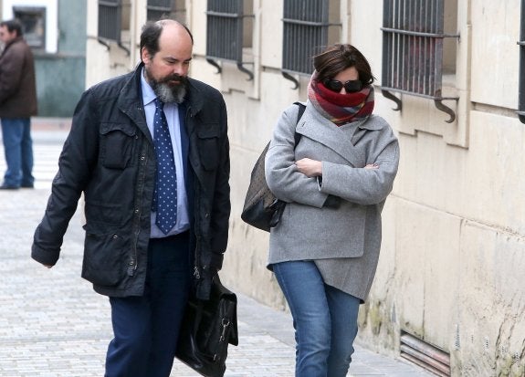 Nazareth Quijano llega junto a su abogado a los juzgados de Logroño durante el juicio por apropiación indebida del dinero de su exgrupo. 