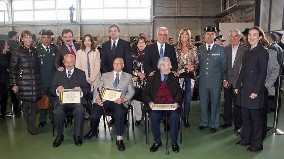 Homenaje a tres agentes jubilados en el 172 aniversario de la Guardia Civil. 