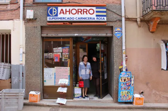 Rosa López y una de sus clientas habituales de Azofra en la puerta de su tienda de alimentación. :: D.M.A.