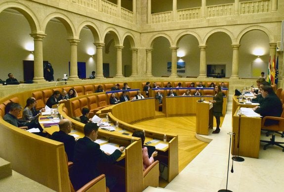 El pleno del Parlamento en una imagen de archivo. :: miguel herrero