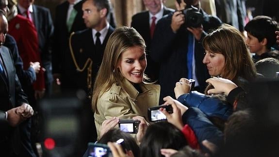 La reina, inaugurando el seminario en San Millán en 2014