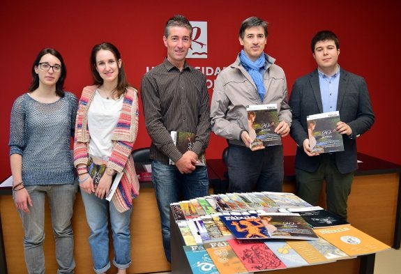 El vicerrector Rubén Fernández (centro) con Carlos Villar Flor y los estudiantes del consejo de redacción de Fábula. :: miguel herreros