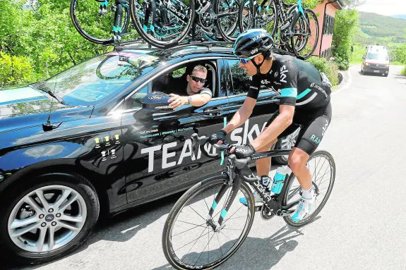 El director del Sky habla con Mikel Landa para que abandone la carrera en la décima etapa de la ronda italiana. :: afp
