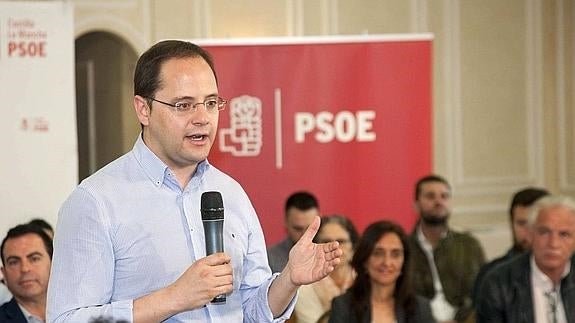 «Prohibir banderas es una torpeza, detrás hay una estratagema»