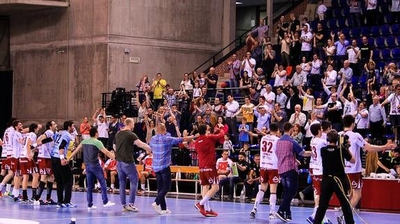 Los jugadores del Naturhouse y los técnicos saludan a la afición desde la pista para celebrar la segunda plaza. 