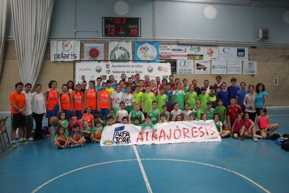 Foto de familia de varios de los equipos que participaron en el 2x2 Solidario a favor de Ecuador. :: E.P.