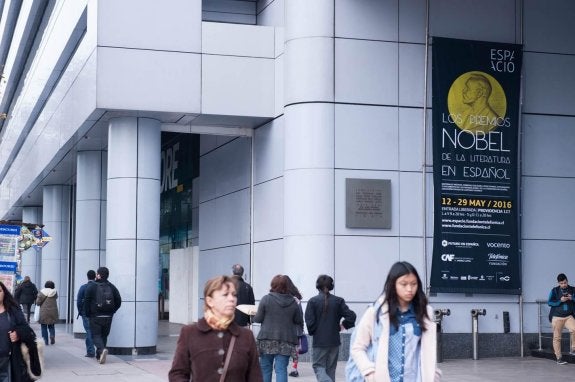 Visitantes de la exposición sobre los  premios nobel en español que se desarrolla  durante estos días en Santiago; en la página anterior, carteles de las jornadas por  Santiago de Chile. :: c. mayorga