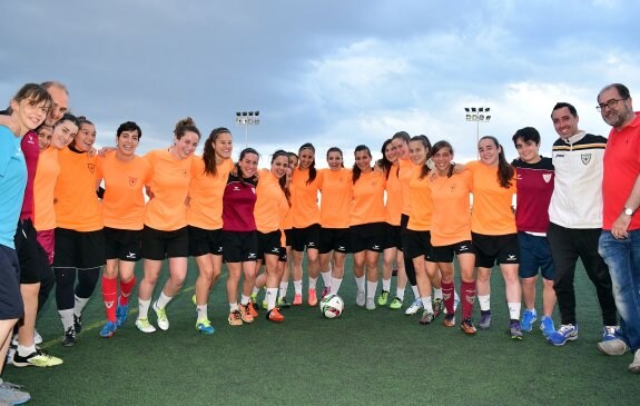 Plantilla y cuerpo técnico del equipo femenino de fútbol del EDF Logroño, ayer en Pradoviejo. :: miguel herreros