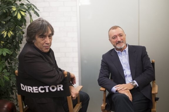 El cineasta Agustín Díaz Yanes y el escritor y guionista Arturo Pérez-Reverte, ayer, durante la presentación de 'Oro'. :: óscar chamorro