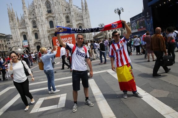 Un aficionado del
Real Madrid y otro
del Atlético posan
sonrientes ante la
Catedral de Milán.
:: Stefan Wermuth Livepic / REUTERS
