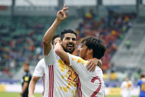 Nolito celebra uno de los goles que le marcó ayer a Bosnia. :: REUTERS