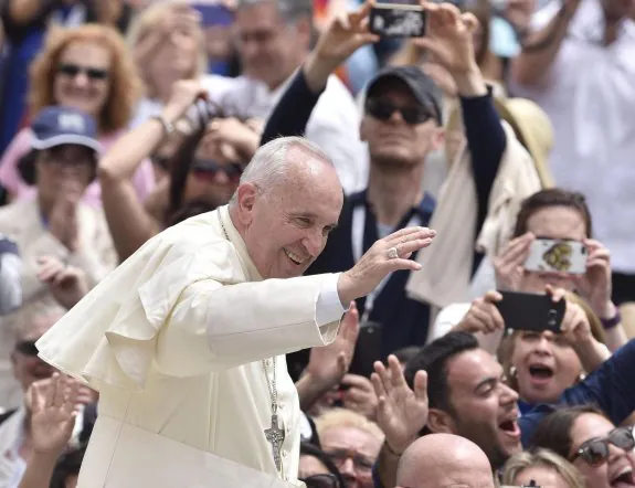 El Papa Francisco saluda a los fieles reunidos en la plaza de San Pedro en el Vaticano. :: GIORGIO ONORATI / efe