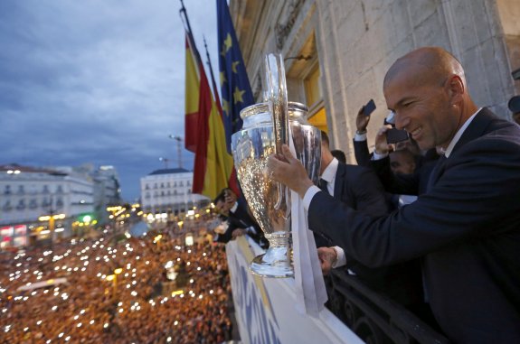 El entrenador del Real Madrid, Zinedine Zidane, sujeta la copa en el balcón de la sede de la Comunidad de Madrid en la Puerta del Sol. :: j.j. guillén /efe